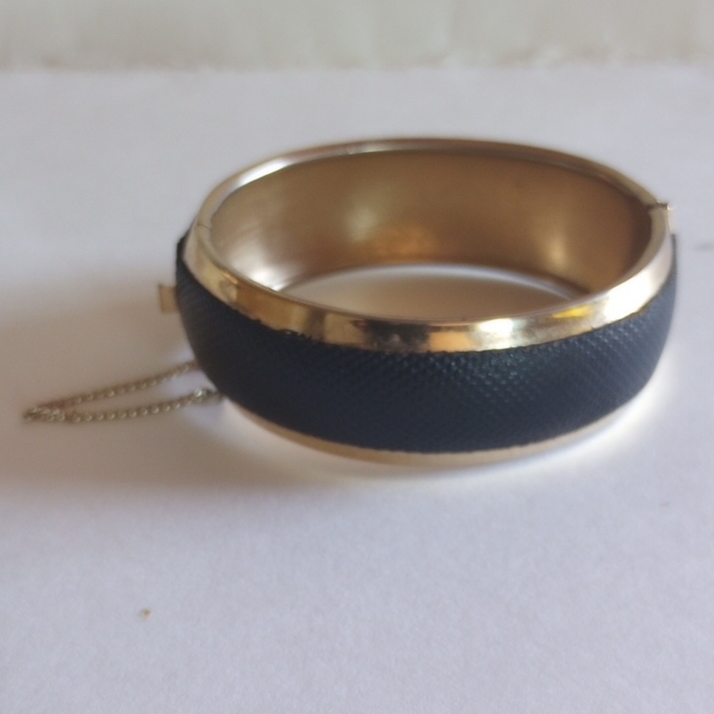 High End  Elegant Black and Gold Bangle Bracelet Hinged